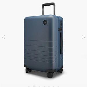 Gently Used LIGHTWEIGHT Monos Carry On Suitcase in Ocean Blue